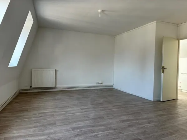 Triplex inversé, 3 chambres, très bon état
