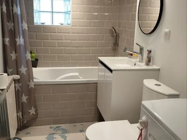 Chambre indépendante+ SDB privée pour "étudiante"