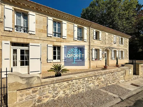 Maison de caractère aux beaux volumes, jardin et dépendances