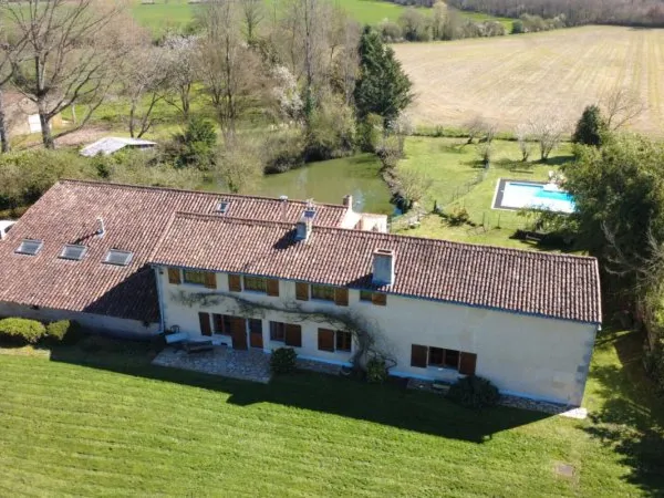 Maison de caractère de 317 m2 à Gizay, 5 chambres, parc de 5500 m2, piscine , grange, atelier