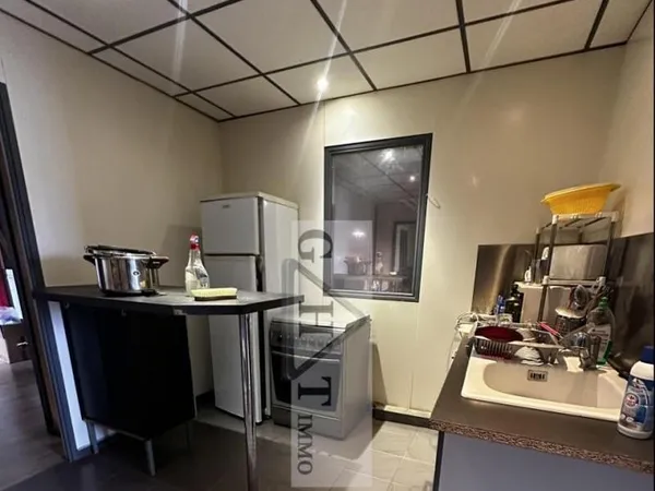 Entrepôt + bureaux 340 m²