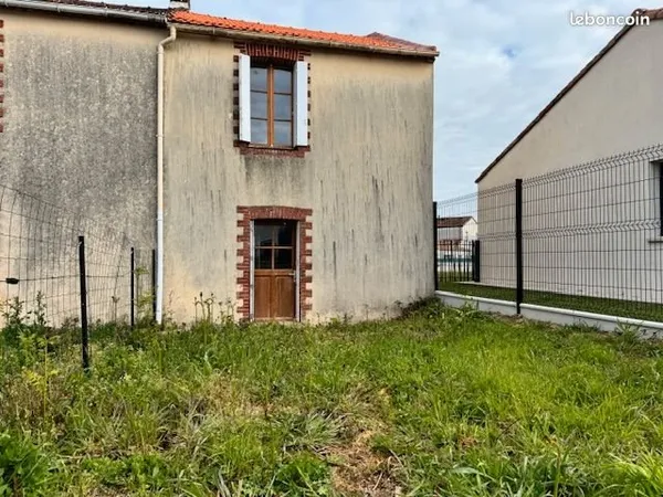 BOUAYE CENTRE Maison T2 ancienne à RENOVER avec jardin