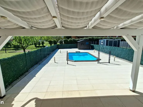 Maison mitoyenne 4 pièces avec piscine. Disponible immédiatement