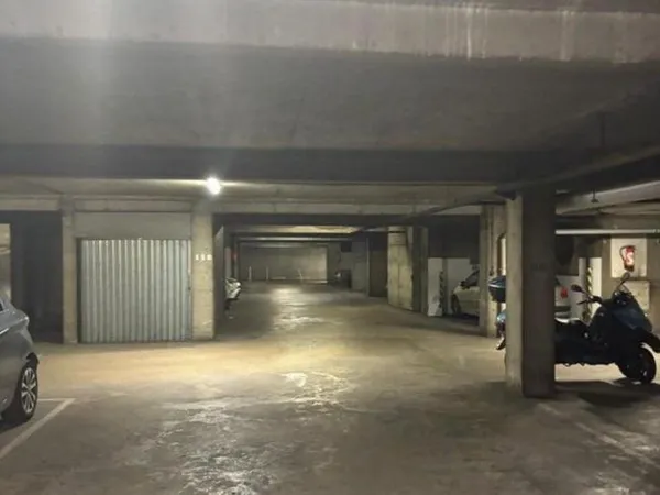 Location place MOTO - Rue des Pyrénées (Paris 20e)