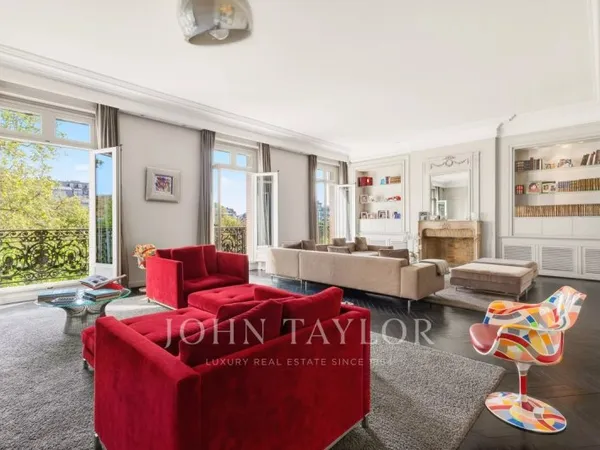 Avenue Foch plein Sud. Appartement d'exception aux volumes spectaculaires.