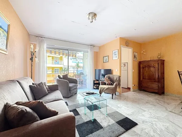 A VENDRE - 2 PIECES - SAINT RAPHAEL CENTRE VILLE - BALCON - CAVE