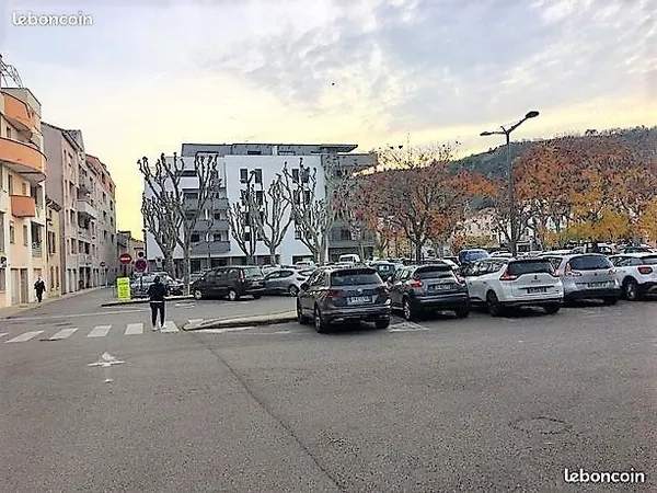 Murs commerciaux au centre ville avec grand parking à proxi