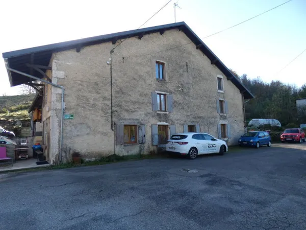 À VENDRE : Maison de caractère à Aranc, un cadre paisible et verdoyant