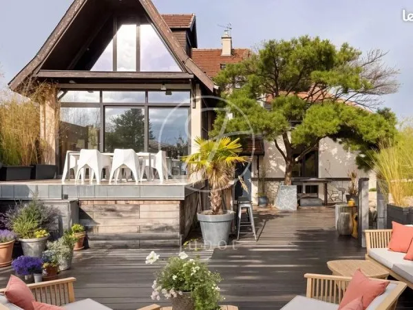 Maison 8 pièces 310 m²