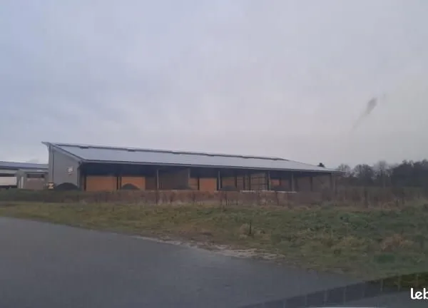 À LOUER - ENTREPÔT 1000 m² - UZERCHE - EMPLACEMENT STRATÉGIQUE (A20) - LOYER À NÉGOCIER