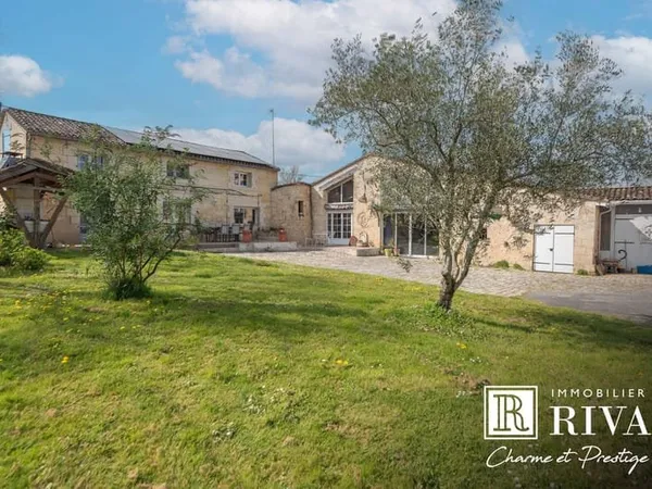 MAISON EN PIERRE DE 330 M2 - DEPENDANCES SUR 3262 M2