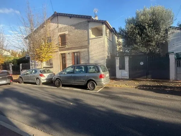 Charmante maison individuelle mitoyenne avec dépendance Dr