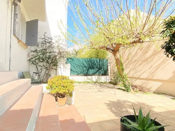 UNE MAISON DE VILLE AVEC JARDIN ET GARAGE, 178M2 SH, A PERPI