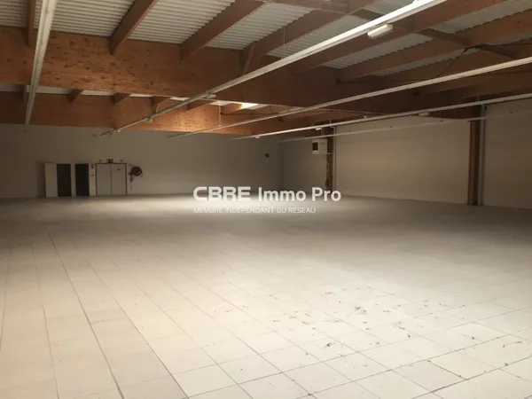 Local industriel 1096 m²