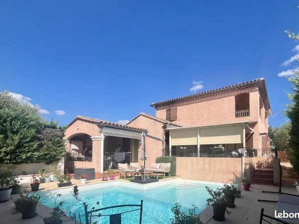 MAISON 164m² de surface habitable 530m² de terrain 5 pieces