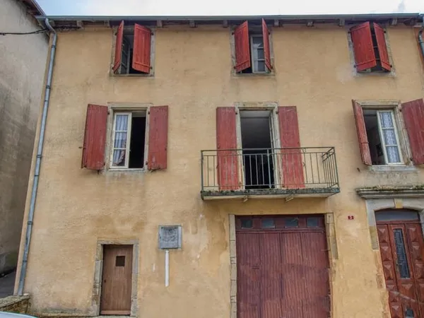 Maison de ville 100m2 à rénover à Plaisance centre, avec garage et cave.