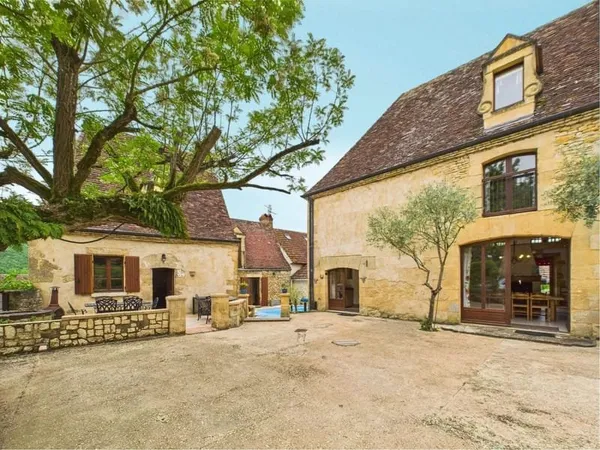 Un ensemble pittoresque de propriétés niché au coeur du Périgord Noir près de Beynac