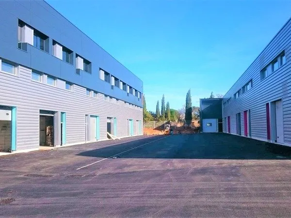 Grand local d'activité avec cour privative - Idéal artisan, stockage ou logistique !