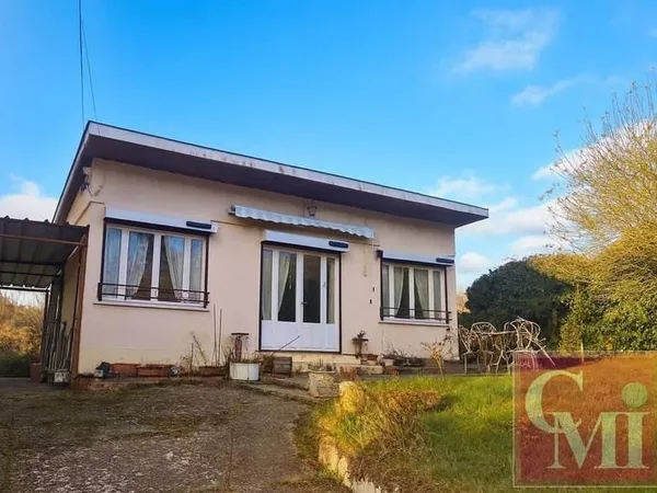 Maison de plain-pied édifiée sur un terrain de 1 220 m², offrant un cadre de vie calme et agréable.
