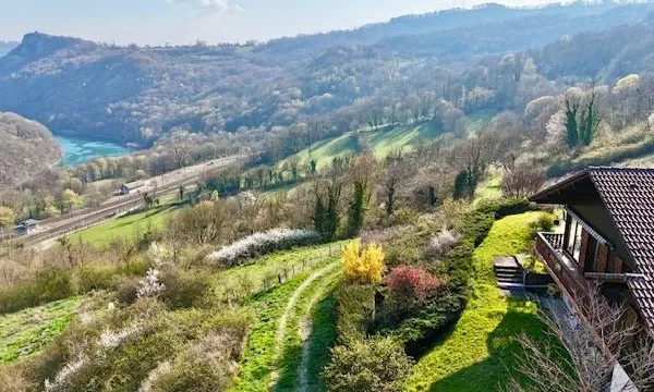 EXCEPTIONNEL A LONGERAY LEAZ 01200 - CHALET T5, AVEC VUE ET