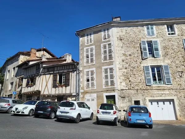 Maison de ville à restaurer au fort potentiel