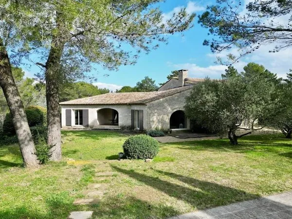 Propriété de charme en position dominante aux portes d'Uzès