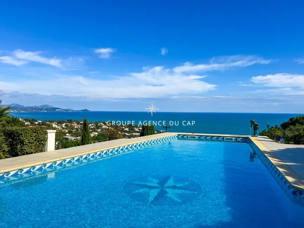 Villa vue mer + T2 indépendant avec terrain de 2094 m² à l'arrière, constructible aux Issambres
