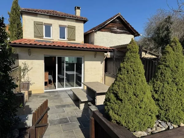 Une Charmante Propriété de Village de 3 Chambres avec Piscine