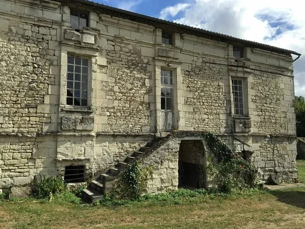 Batisse ancienne atypique à rénover