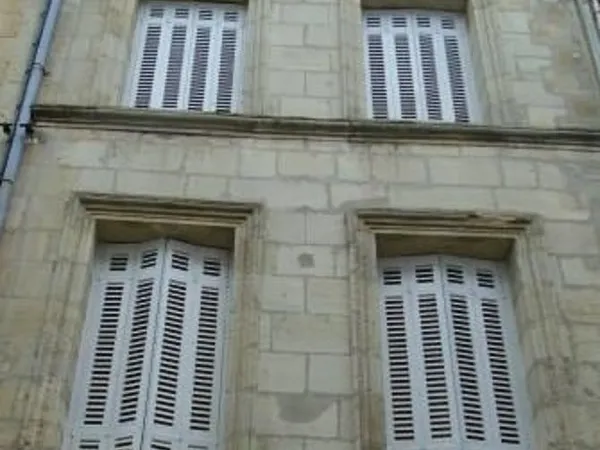 Maison pierre centre ville 200 M2 avec patio et parking.