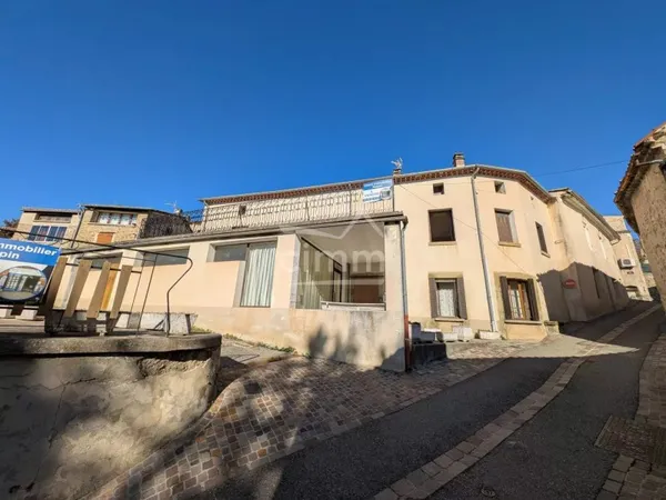 Maison de village avec garage et terrasses