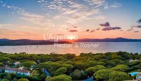 REF 239 : LES PARCS DE SAINT-TROPEZ - VILLA VUE MER