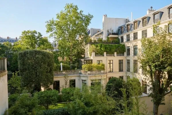 Rue de Grenelle : un appartement rénové entre cour et jardin