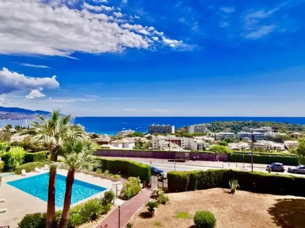 3 PIECES DE 60 M2. TERRASSE DE 57 M2; VUE MER. RESIDENCE DE