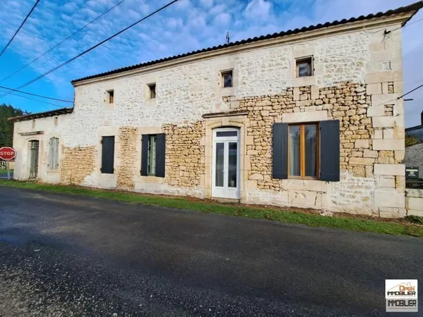Maison charentaise avec garage et jardin - 244 m² - 8 pièces