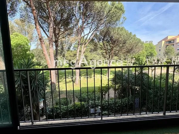 Appartement T2, place de parking, cave.