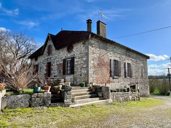 Propriété en pierres avec vue panoramique d'environ 186m2 avec grange de 440 m² et dépendances. Camp