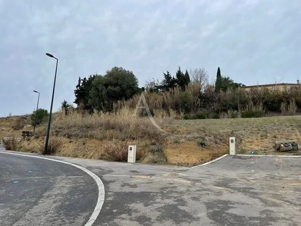 Terrain 744 m²