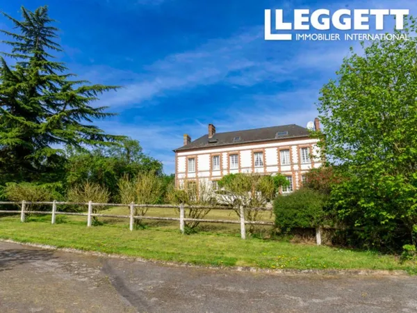 Au coeur de la campagne Normande, belle demeure du XVIII ème sur 2 hectares.