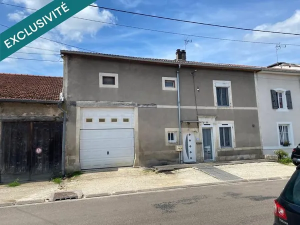 Maison de village avec du terrain et un garage avec porte élétrique