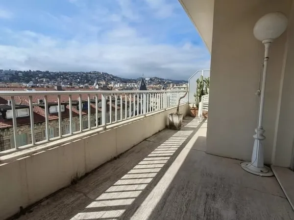 NICE CARRE D'OR 2 PIECES TERRASSE DERNIER ETAGE