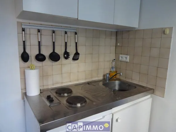 STUDIO MEUBLE LA GARDE CENTRE PROCHE DE TOUTES COMMODITES -