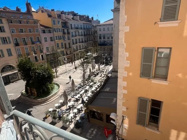 Place Puget T2 Meublé 40m2 plein sud donnant sur la place