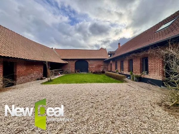FERME AU CARRE / 3 CHAMBRES + UN BUREAU / 240M2 DE DEPENDANCES/