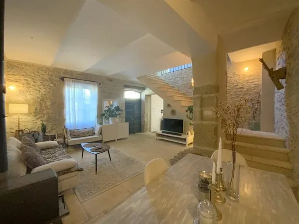 Maison de village en pierre avec son joli jardin d'hiver.