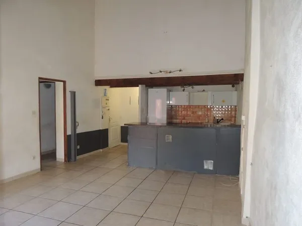 Hyères, appartement T3 de 64m2 hab. dernier étage 2/2, centr