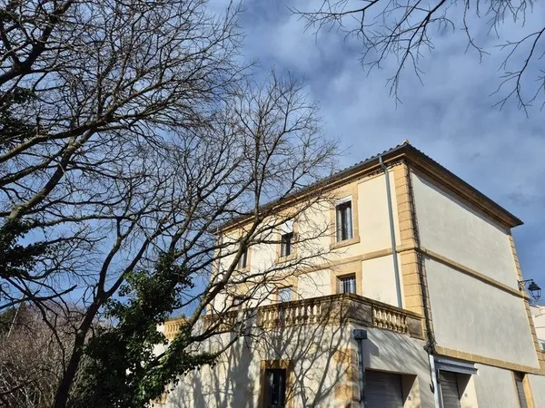 Poulx, maison de caractère, 200 m² habitables, terrain 347 m², piscinable. Garage