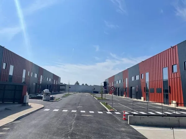 Local d'activité 908 m²
