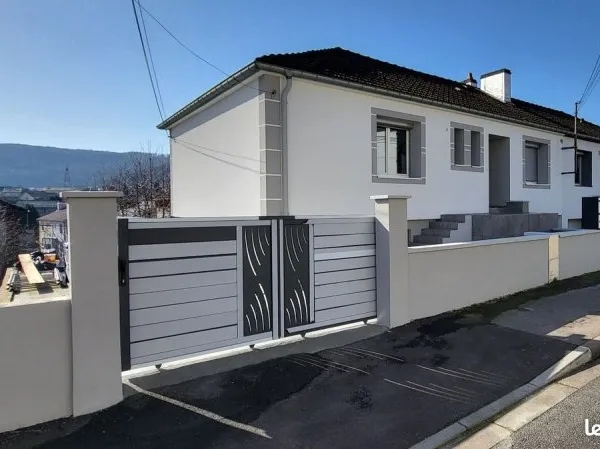 Maison 100m², 2 chambres, terrasse, jardin, garage et places de stationnement