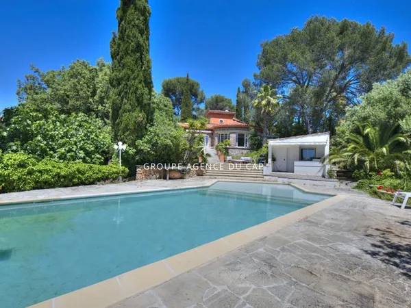 Villa de charme de 200 m² environ , jardin de 2800 m² avec piscine, à vendre à Saint Raphaël - Boulo